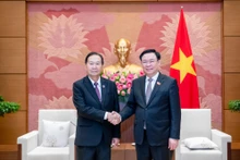 越南国会主席王廷惠和老挝国会副主席夏伦·亚保和。