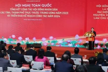 国会主席王廷惠发表讲话。