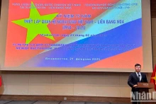 越南驻符拉迪沃斯托克总领事阮登贤发表讲话。