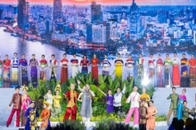 结合了设计师杜郑怀南的奥黛系列《我所见的世界》和世界各国的传统服饰的演出表达了该活动的和平与友谊精神。