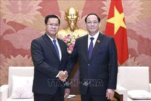 越南国会副主席陈光方和老挝国会国防安全委员会主任冯萨克·潘塔冯中将。（图片来源：越通社）