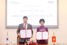 越南通讯社社长武越庄与韩国联合通讯社代表理事社长黄大一签署会谈纪要。（图片来源：越通社）