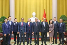 越南国家主席苏林同突厥语国家组织三国驻越南大使和各位代表合影。（图片来源：越通社）