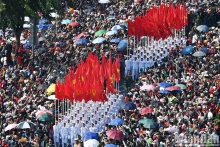 万众簇拥中，阅兵队伍威武前行【组图】