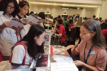 越南学生了解留学信息。