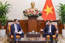 越南外交部长裴青山会见大不列颠及北爱尔兰联合王国驻越南大使伊恩·弗鲁。（图片来源：越通社）