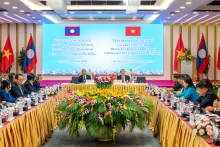 两国国会讨论制定经济社会发展政策。（图片来源： QUOCHOI.VN）