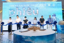 题为‘漂浪’的陶瓷海龟展在河内举行。