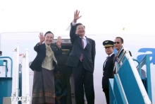 老挝人民革命党中央总书记、国家主席通伦·西苏里和夫人从新山一机场离开越南。（图片来源：越通社）