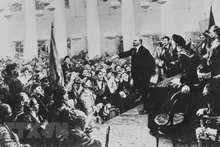 1917年11月7日晚上，苏维埃代表大会召开，建立以列宁为首的苏维埃政府。（图片来源：：越通社）。