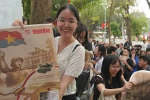 首批于4月26日上午收到特刊的读者们洋溢着喜悦之情。