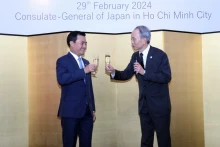 日本驻胡志明市总领事小野增尾（右）和胡志明市人民委员会副主席裴春强。（图片来源：越通社）