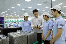 北江省越安市Samkwang公司工作人员。（图片来源：越通社）