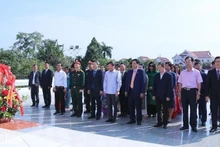 旅老越南人社群敬献花篮 纪念凯山·丰威汉主席诞辰102周年。