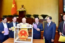 越南国会对44位领导人进行信任投票。