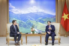 越南政府总理范明正会见耐克公司首席运营官坎皮恩。