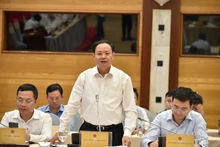 自然资源与环境部副部长黎明银回答记者提问。（图片来源：越通社）