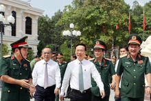 越南国家主席武文赏到第九军区司令部视察调研。（图片来源：越通社）