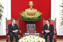 越共中央政治局委员、胡志明国家政治学院院长、中央理论委员会主席阮春胜会见日本共产党中央政治局副委员长兼国际局局长绪方康夫。（图片来源：越通社）