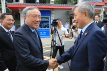 越南最高人民法院院长阮和平与中国最高人民法院院长张握手。（图片来源：越通社）