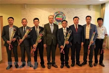 越南驻俄罗斯大使邓明魁与7名党员合影。（图片来源：越通社）