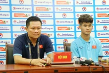 越南U17男足总教练阮国俊。