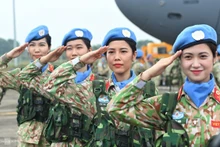 越南一号工兵队女军人抵达联合国阿卜耶伊维和特派团总部。（图片来源：越南快讯）