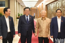 越共中央总书记阮富仲、越南国家主席武文赏、越南政府总理范明正、越南国会主席王廷惠前来出席讨论会。