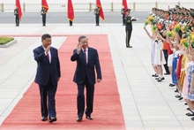 越共中央总书记、国家主席苏林与中共中央总书记、国家主席习近平检阅仪仗队。（图片来源：越通社）