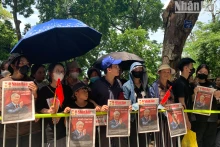 民众等候与阮富仲总书记告别。