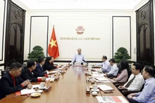 越南国家主席、越南红十字会名誉主席阮春福就开展2023年春节民生保障任务与该会主要领导进行座谈。（图片来源：越通社）