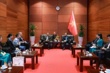 第十二届越南劳动总联合会主席阮廷康会见老挝工会联合会代表团。