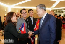 旅居法国越南人社群代表在奥利机场迎接苏林总书记、国家主席。（明维 摄）