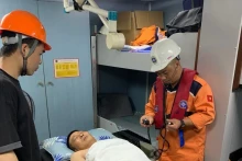 越南及时营救作业中受伤的中国船员。（图片来源：越通社）