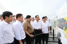 越南政府总理视察胡志明市-土龙木-真诚高速公路项目。（图片来源：越通社）