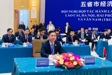 河内市代表团出席会议。