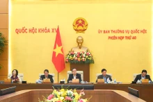 国会常务委员会第四十次会议开幕。