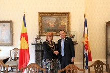 越南驻英国大使阮黄龙（右）与英国伯明翰市市长莫林·康沃尔。（图片来源：越通社）
