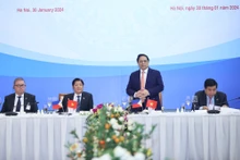 政府总理范明正和菲律宾总统马科斯会见两国模范企业。