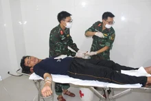 生存岛卫生站紧急救治海上作业手臂严重受伤渔民。（图片来源：越通社）