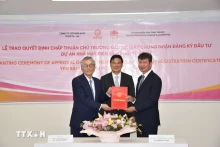 安沛省人民委员会主席陈辉俊向日本Erex集团总裁Honna Hitoshi颁发了有关批准安沛一号生物质发电项目投资主张和投资商的决定。（图片来源：越通社）