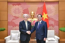 越南国会副主席陈光方会见日本栃木县知事福田富和。（图片来源：国会官网）