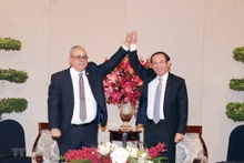 胡志明市委书记阮文年与古巴哈瓦那市委第一书记路易斯·安东尼奥·托雷斯。（图片来源：越通社）