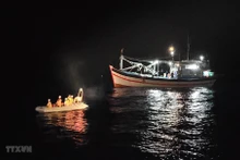 及时救助海上遇险渔船船员。（图片来源：越通社）