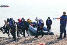 一群移民被发现非法进入英国。 （图片来源：BBC）