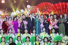 1月19日晚，越南国家主席梁强和夫人在河内出席2025年“家乡之春”活动。（图片来源：越通社）
