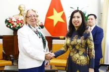 越南外交部副部长黎氏秋姮(右）会见联合国日内瓦办事处总干事塔蒂亚娜·瓦洛瓦亚。（图片来源：越通社）
