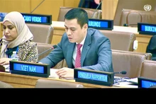 越南常驻联合国代表团团长邓黄江大使在会议上发表讲话。（图片来源：越通社）