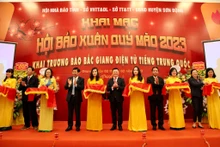 黎国明、杨文泰等同志参加北江省癸卯年春节特刊展开展剪彩仪式。（耀玉 摄）