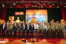 苏林部长与国家网络安全协会第一届（2023-2028年任期）执行委员会委员合影。